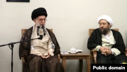 صادق آملی لاریجانی رئیس قوه قضاییه در کنار آیت‌الله علی خامنه‌ای رهبر جمهوری اسلامی ایران