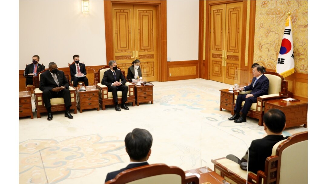 Presiden Korea Selatan Moon Jae-in berbicara dengan Menteri Pertahanan AS Lloyd Austin dan Menteri Luar Negeri AS Antony Blinken selama pertemuan di Gedung Biru Kepresidenan di Seoul, Korea Selatan, 18 Maret 2021. (Foto: REUTERS/Kim Hong-Ji)