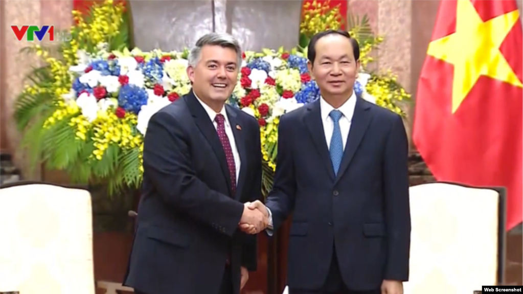 Thượng Nghị sỹ Cory Gardner, Chủ tịch Tiểu ban Đối ngoại Đông Á-Thái Bình Dương và Chính sách an ninh mạng quốc tế của Uỷ ban Đối ngoại Thượng viện Hoa Kỳ gặp Chủ tịch nước Trần Đại Quang, 28/5/2018, tại Hà Nội. (Ảnh: VTV)