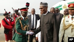 Le président Muhammadu Buhari à sa descente d’avion à Abuja, Nigeria, 19 août 2017.