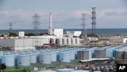 Tangki penyimpanan air yang diolah i pembangkit listrik tenaga nuklir Fukushima Daiichi di kota Okuma, prefektur Fukushima, timur laut Jepang, 27 Februari 2021. (Foto: titik)