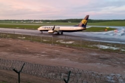 Pesawat milik Ryanair yang membawa narablog dan aktivis oposisi Belarus, Roman Protasevich, dan dialihkan ke Belarus, mendarat di Bandara Vilnius, di Lithuania, Minggu, 23 Mei 2021. Roman ditahan di Belarus. (Foto: Andrius Systas/Reuters)