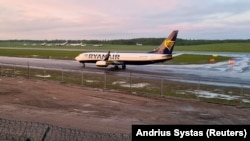 Pesawat milik Ryanair yang membawa narablog dan aktivis oposisi Belarus, Roman Protasevich, dan dialihkan ke Belarus, mendarat di Bandara Vilnius, di Lithuania, Minggu, 23 Mei 2021. Roman ditahan di Belarus. (Foto: Andrius Systas/Reuters)