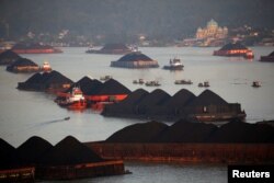 Tongkang batu bara terlihat mengantre untuk ditarik di sepanjang Sungai Mahakam di Samarinda, Kalimantan Timur, 31 Agustus 2019. (Foto: REUTERS/Willy Kurniawan)