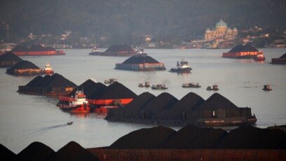Sejumlah tongkang batu bara terlihat sedang mengantre di sepanjang Sungai Mahakam di Samarinda, Kalimantan Timur, 31 Agustus 2019. (Foto: REUTERS/Willy Kurniawan)