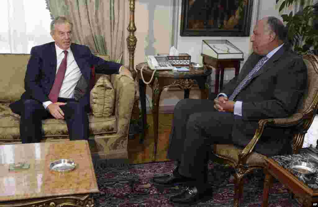 Egyptian Foreign Minister Sameh Shukri (right) meets with International Mideast envoy and former British prime minister Tony Blair at the Egyptian Foreign Ministry, in Cairo, Egypt, Aug. 6, 2014.