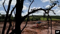 Firefighters search for bodies days after a dam collapse in Brumadinho, Brazil, Jan. 28, 2019. 