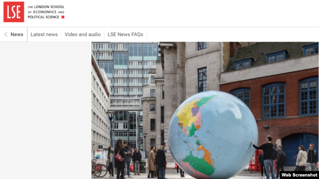 伦敦经济学院网站显示的校园里由透纳奖得主、艺术家沃林格设计的艺术品地球仪“颠倒的世界”。（网络截图）