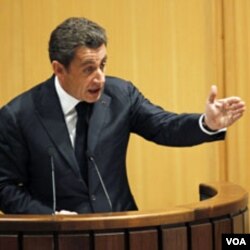 Peringkat kepopuleran Presiden Sarkozy yang hanya 38 persen, terpukul dengan skandal hadiah yang diterima para pejabat pemerintahannya.