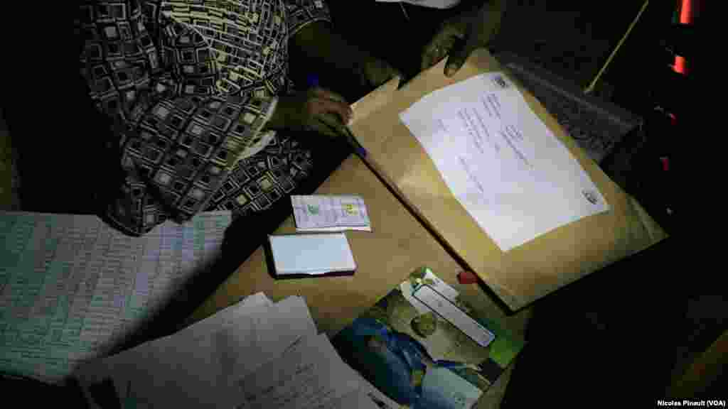L&#39;enveloppe qui contient les bulletins de vote, dans un bureau situé dans la mairie de la 5e commune de Niamey, au début du dépouillement, le 21 février 2016. (VOA/Nicolas Pinault) &nbsp;