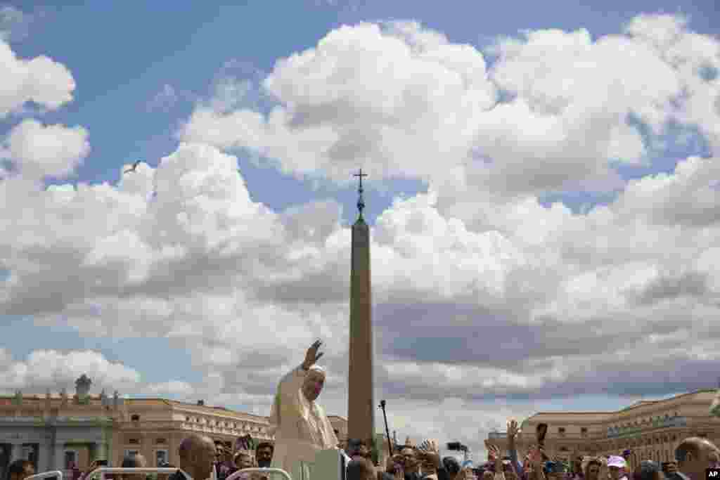 حضور پاپ فرانسیس در میدان سنت پیترز واتیکان