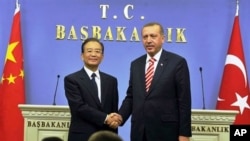 Turkish Prime Minister Recep Tayyip Erdogan (r) and his Chinese counterpart Wen Jiabao after a news conference in Ankara, 08 Oct 2010