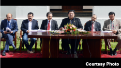 Federal Minister for Commerce, Engr. Khurram Dastgir Khan (center), addressing a press conference at the Pakistan embassy, Kabul, Afghanistan, April 16, 2015. (Official photo, Pakistan Commerce Ministry)