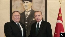 Sekretè Deta Mike Pompeo ki t ap rankontre ak Prezidan Latiki, Recep Tayyip Erdogan, nan Annkara nan dat 17 oktòb 2018. la.