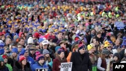 2017年1月27日，在第44届“为生命大游行”开始之前，数以千计的反堕胎人士聚集在首都华盛顿的国家大草坪上。