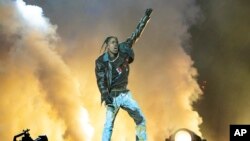 Travis Scott tampil pada Hari 1 Festival Musik Astroworld di NRG Park pada Jumat, 5 November 2021, di Houston. (Foto: AP)