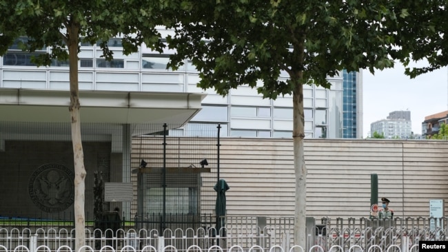 资料照：中国武警士兵在美国驻北京大使馆外站岗。（2020年9月12日）
