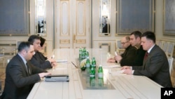 Ukraine's President Viktor Yanukovych, second left, talks to opposition leaders Oleh Tyahnybok, first right, Vitali Klitschko, second right, and Arseniy Yatsenyuk, third right, in Kyiv,Jan. 27, 2014. 