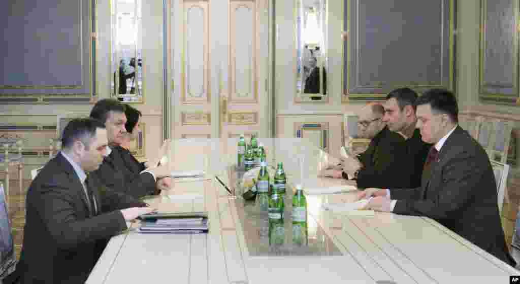 مذاکرات رئیس جمهوری اوکراین با چند تن از رهبران اوپوزیسون - کیف، ۲۷ ژانویه ۲۰۱۴