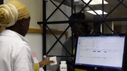 Seorang penderita HIV menerima obat anti retroviral di sebuah klinik di Johannesburg, Afrika Selatan (foto: ilustrasi).