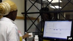 Un homme en train de recevoir des médicaments dans la pharmacie d’un centre traitement du Sida sponsorisé par les Etats-Unis, à l’hôpital Helen Joseph, Johannesburg, Afrique du Sud, 15 novembre 2012. 