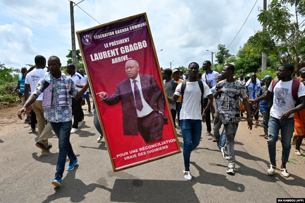 Des partisans de Laurent Gbagbo se rassemblent pour le départ d'une "caravane de la paix et de la victoire" en prélude au retour de l'ancien président dans sa ville natale de Mama, à Gagnoa, le 13 juin 2021.