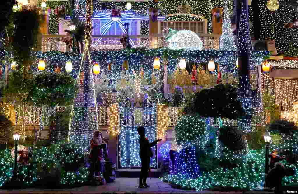 چراغانی و تزیین بیرون یک خانه به مناسبت فرا رسیدن کریسمس در فیلیپین