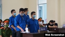 Các thành viên nhóm Báo Sạch tại tòa án huyện Thới Lai, Cần Thơ. Photo PLO.