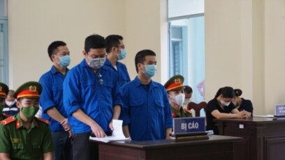 Các thành viên nhóm Báo Sạch tại tòa án huyện Thới Lai, Cần Thơ. Photo PLO.