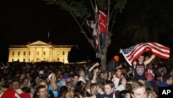 星期一本拉登死訊傳出後大批人群在白宮前歡呼