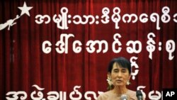 Burmese democracy icon Aung San Suu Kyi addresses NLD youths during a meeting at the National League for Democracy (NLD) headquarters in Rangoon, June 28, 2011