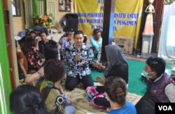 Wahyu Triatmojo (tengah/kemeja batik) dari Dinas Koperasi dan UKM DIY menjelaskan tentang pemetaan bisnis kepada peserta pelatihan memijat dan tata rias untuk para waria pengamen dan PSK di pesantren Al Fatah. (foto:VOA/Munarsih).