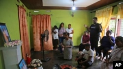 Familiares de una pareja de Sri Lanka que murieron en los ataques del Domingo de Pascua rezan en su residencia en el séptimo día de duelo en Negombo, norte de Colombo, el domingo 28 de abril de 2019.