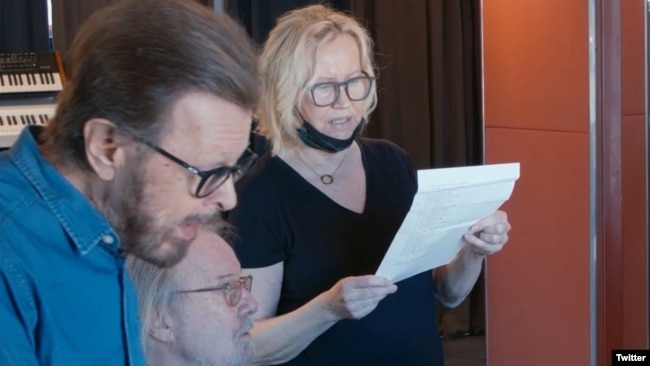 ABBA saat berlatih di studio rekaman Benny. (Twitter/@ABBAVoyage)