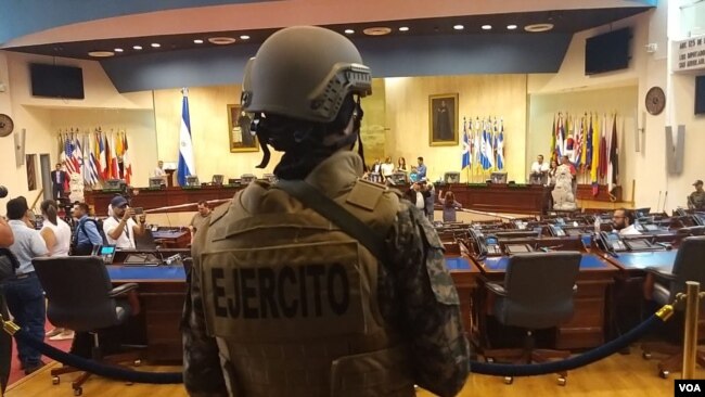 Amnistía Internacional alertó sobre el despliegue de las fuerzas de seguridad, mientras que la Unión Europea llamó a resolver la situación de “forma satisfactoria y pacífica”. Foto Enrique López