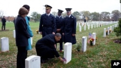 奥巴马总统在退伍军人日参拜阿灵顿国家公墓