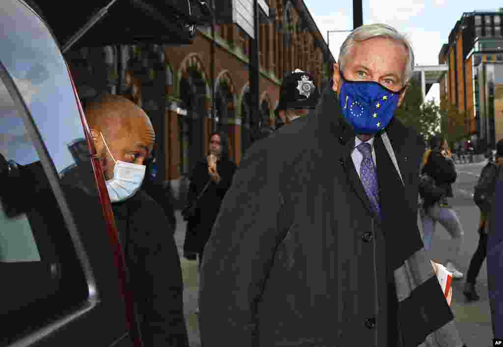 EU Chief negotiator Michel Barnier wears a face mask as he arrives at St Pancras station in London, Thursday, Oct. 22, 2020. (AP Photo/Alberto Pezzali)
