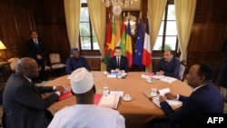 French President Macron (C) hosts a meeting with Burkina Faso's President Roch Marc Christian Kabore, Chadian President Idriss Deby, Malian President Ibrahim Boubacar Keita, Mauritania's President Mohamed Ould Abdel Aziz, and Niger's President Mahamadou Issoufou, Dec. 13, 2017.