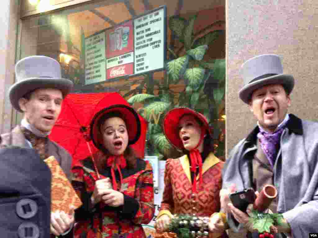Carolers joined the rally for the café, singing about matzoh balls in a reworked version of the holiday carol Silver Bells, VOA / Jeff Lunden