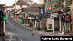 Jalanan yang lengang saat pemberlakuan pembatasan wilayah di tengah pandemi Covid-19 di Ubud, Bali, 23 April 2020. (Foto: REUTERS/Nyimas Laula).