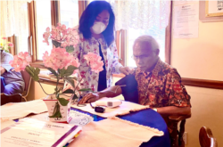 Setelah sarapan, staf melakukan pemeriksaan vital harian semua penghuni nursing home di Michigan, termasuk pemeriksaan suhu, tekanan darah, dan jumlah oksigen. (Foto: Courtesy/Loving Care Foster Homes, Michigan)