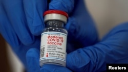 Un empleado muestra la vacuna Moderna COVID-19 en el hospital Long Island Jewish Valley Stream de Northwell Health en Nueva York, EE. UU., 21 de diciembre de 2020.