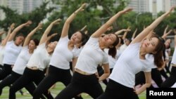 国际瑜伽日看中国各地以女性为主的瑜伽活动（18图）