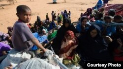 Những người Mali đến trại tị nạn ở Mbera
