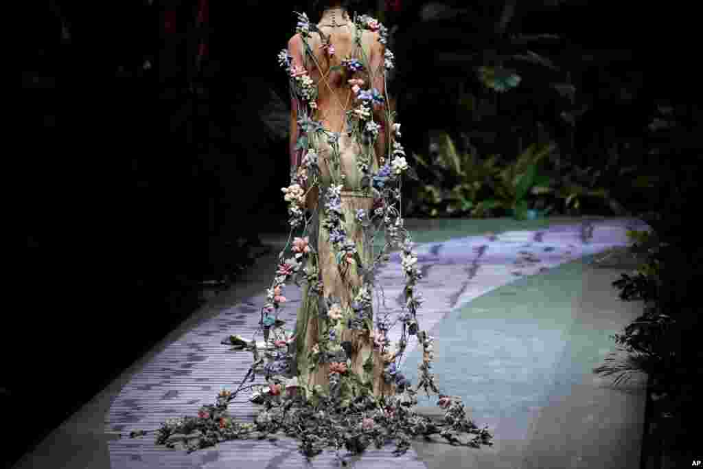 Seorang model mengenakan kreasi perancang Yu Aiping pada pekan pameran busana di Beijing, China.