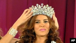 Sur cette photo du 26 avril 2014, Maria Jose Alvarado est couronnée nouvelle Miss Honduras à San Pedro Sula, Honduras.