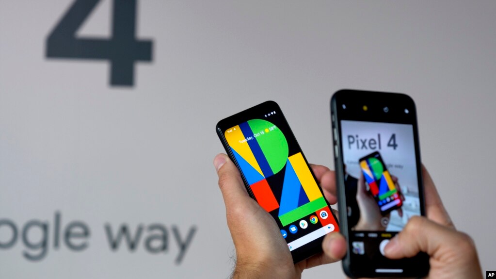 Google introduced the new model of its Pixel smartphone, with higher quality cameras, a sensor to recognize hand gestures and a faster virtual assistant.