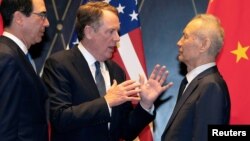 美国贸易代表莱特希泽和财政部长姆努钦 2019年7月31日在上海与中国副总理刘鹤交谈。