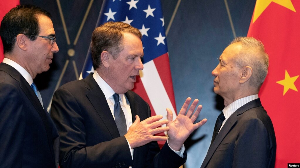 资料照：美国贸易代表莱特希泽（中）和财政部长姆努钦在上海与中国副总理刘鹤交谈。（ 2019年7月31日）(photo:VOA)