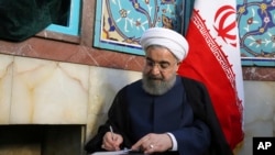연임에 성공한 하산 로우하니 이란 대통령 